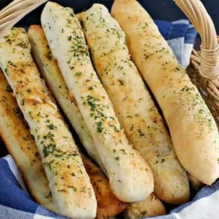 Delicious Breadsticks: A Perfect Italian Appetizer